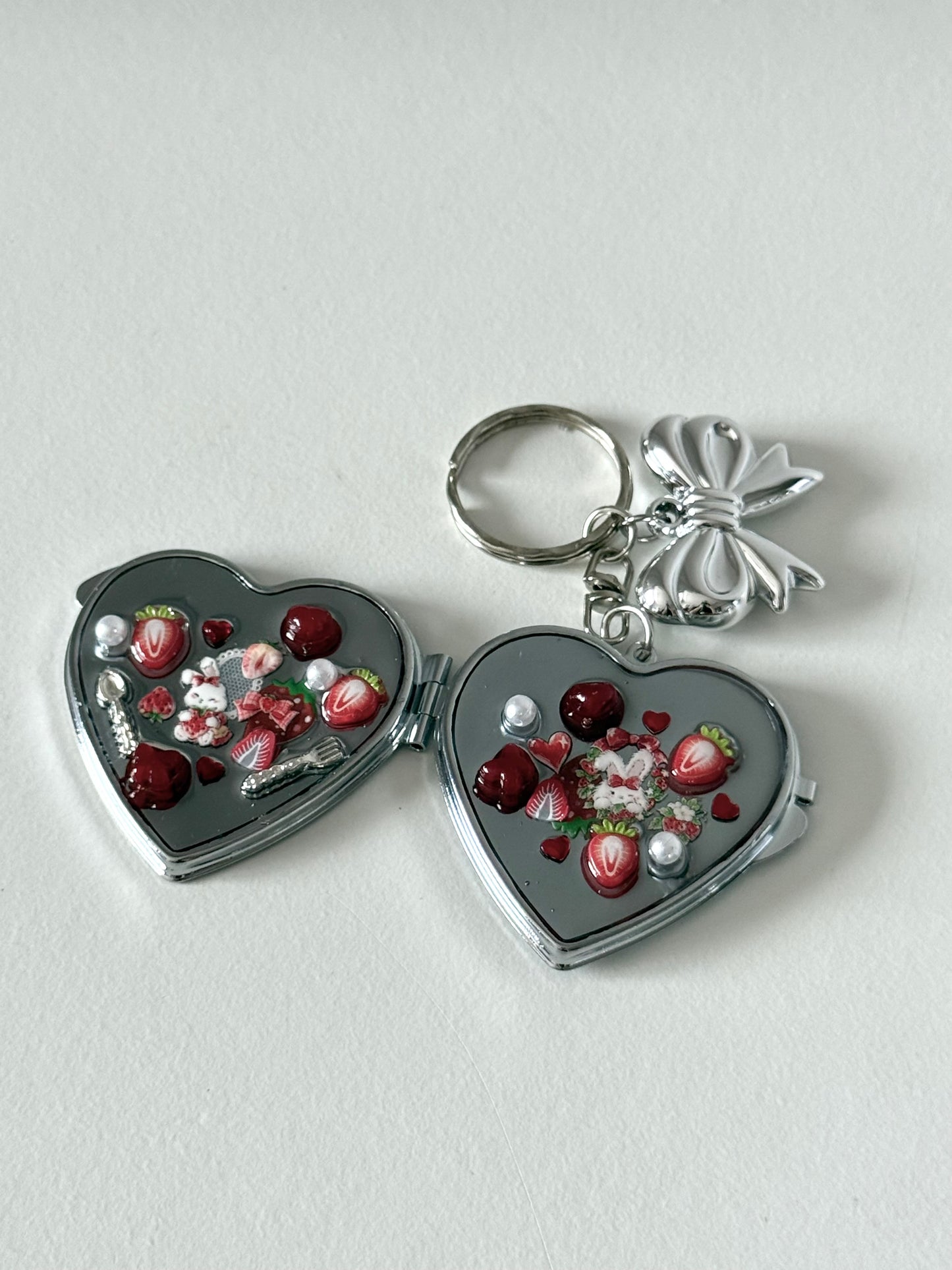 'strawberry land' resin compact mirror [09]